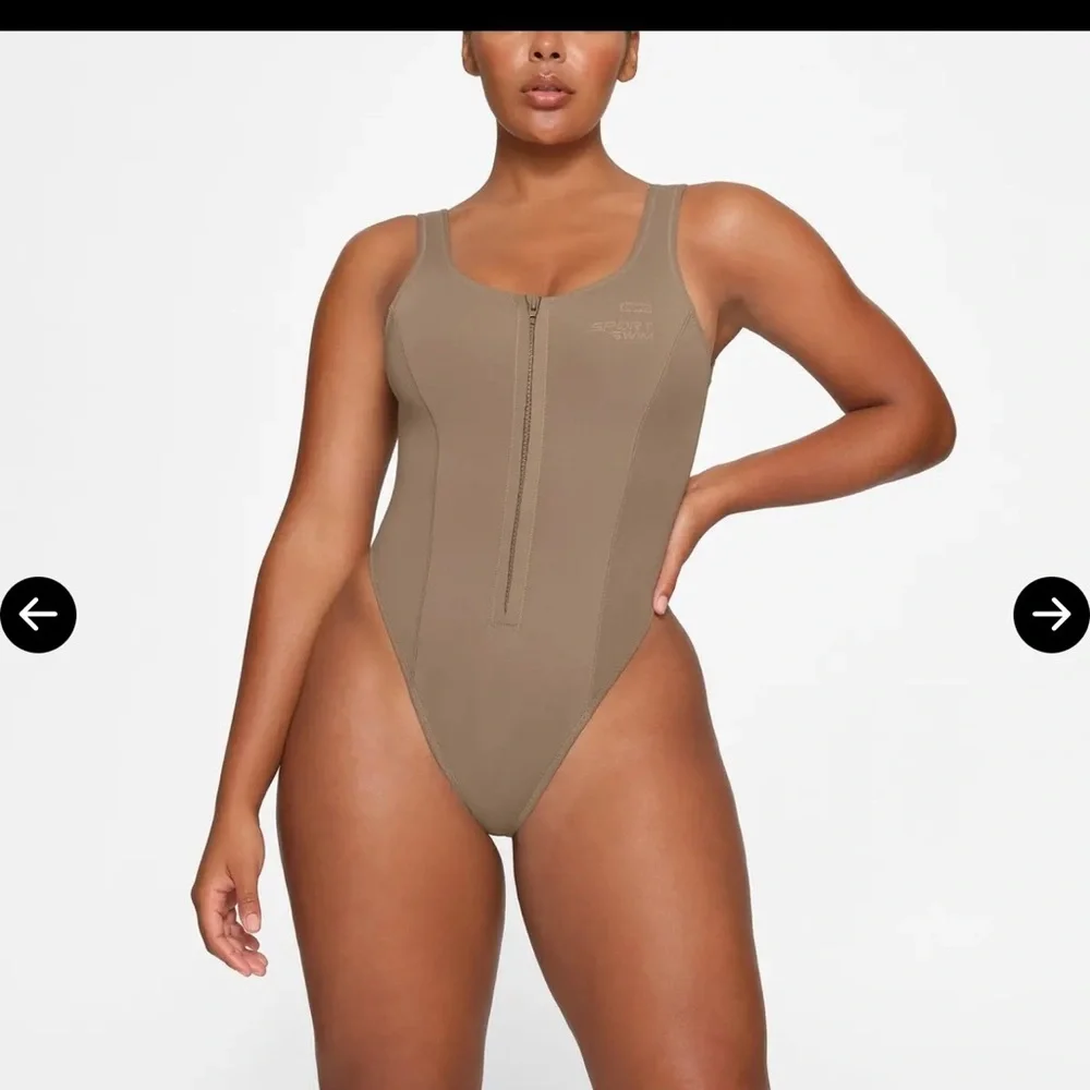 SKIMS SPORTS SWIM SCOOP NECK ONE PIECE